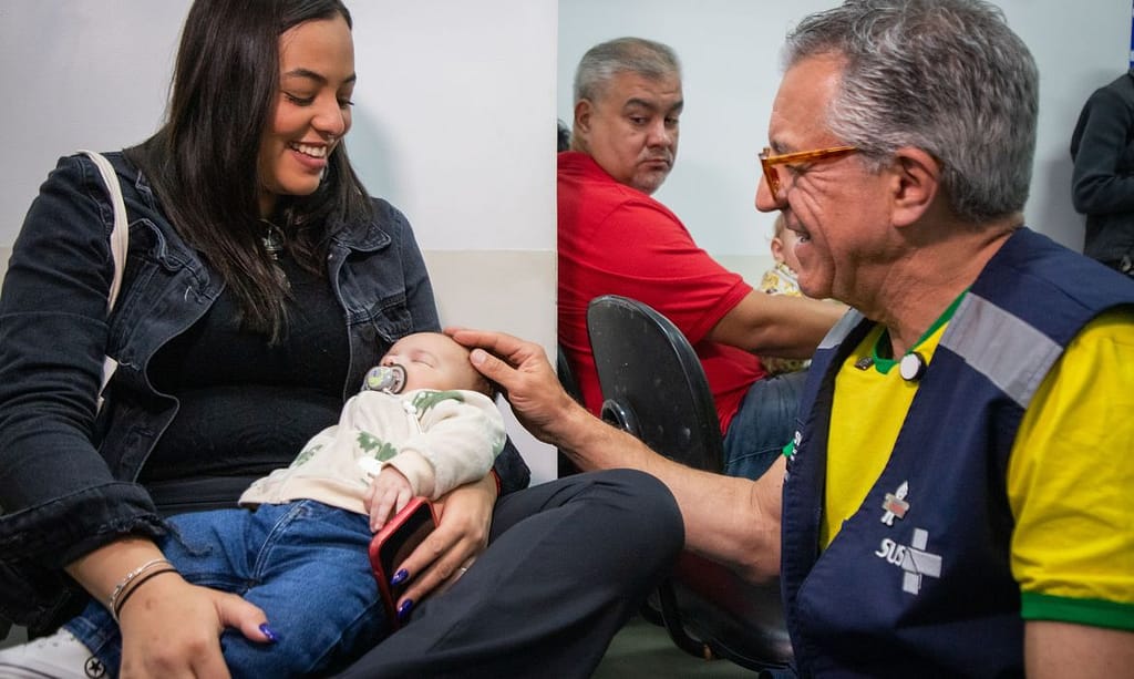 Ministério da Saúde começa a vacinar crianças com a pneumo 20