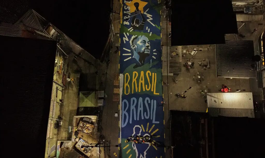 Pintura ressignifica rua marcada por operação letal no Rio de Janeiro