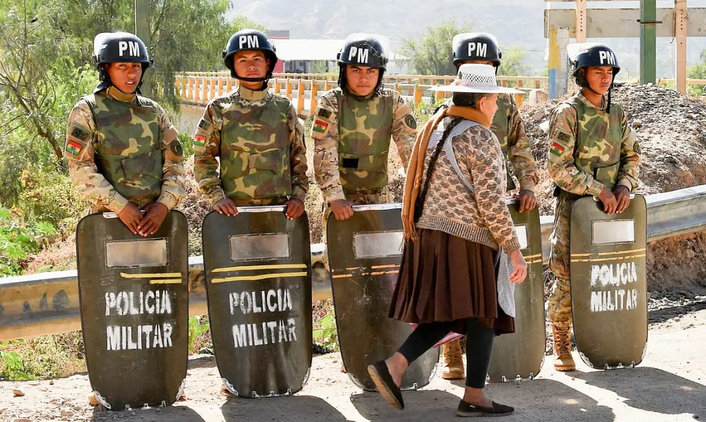 Bolívia: caem bloqueios após estado de exceção e acordo com sindicato