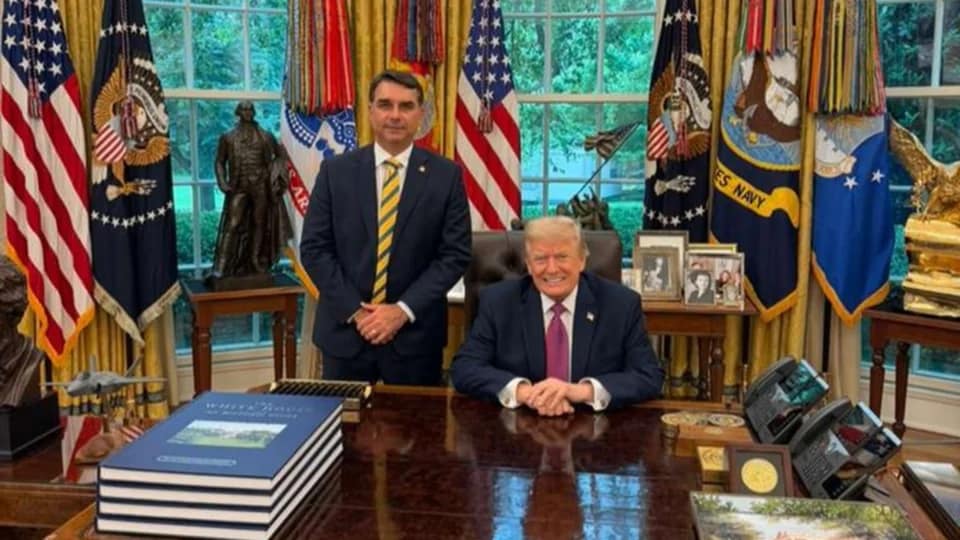 Trump elogia Flávio Bolsonaro e fala de encontro na Casa Branca: “jovem inteligente”